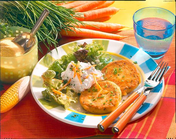 Polenta-Käse-Frikadellen mit Salat Rezept Polenta-Käse-Frikadellen mit Salat Rezept