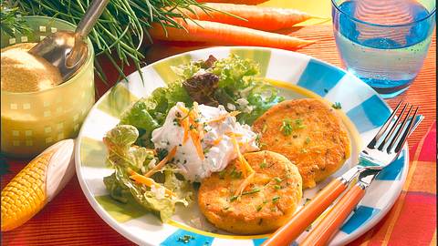 Polenta-Käse-Frikadellen mit Salat Rezept - Foto: Maass