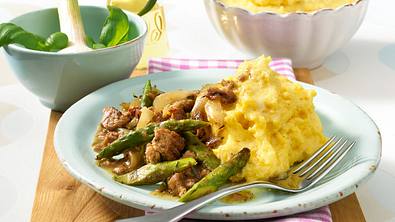 Polenta mit Spargel-Hack-Soße Rezept - Foto: LECKER @ Bauer Media Group