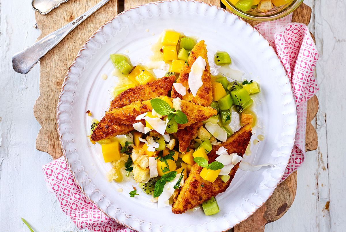 Polenta-Plätzchen im Knuspermantel zu exotischem Obstsalat Rezept