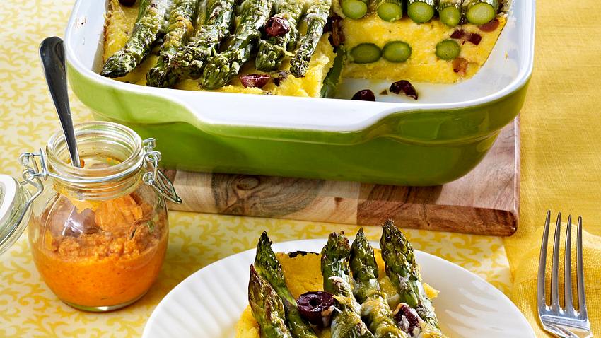 Polenta-Spargel-Auflauf mit Oliven und Paprika-Pesto Rezept - Foto: House of Food / Bauer Food Experts KG