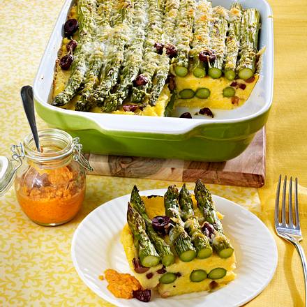 Polenta-Spargel-Auflauf mit Oliven und Paprika-Pesto Rezept