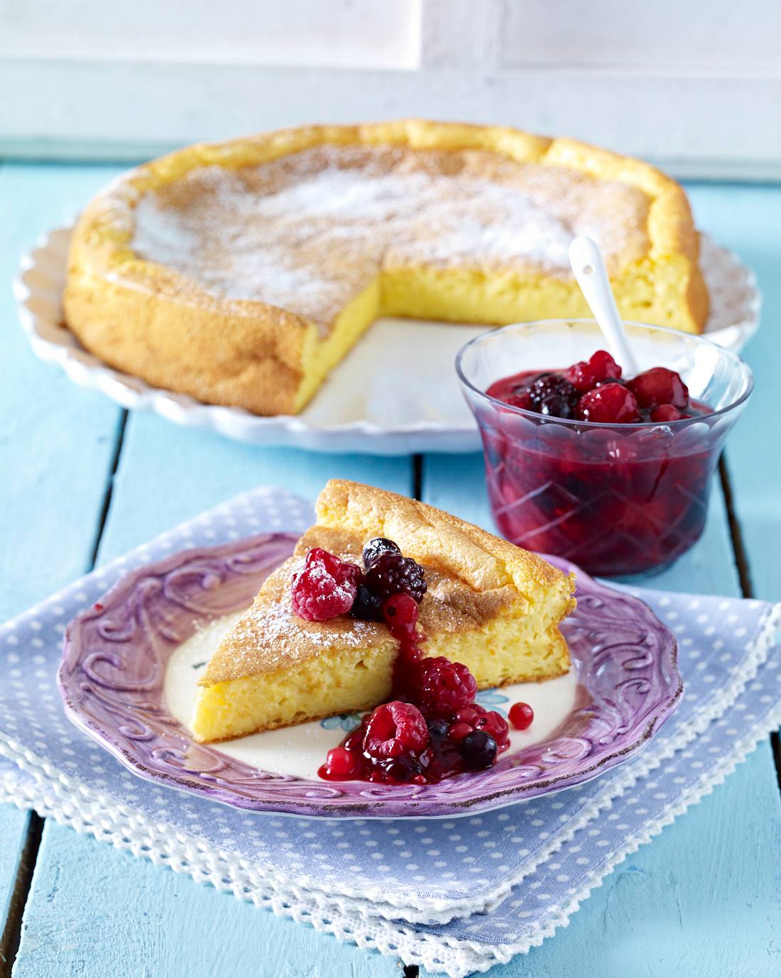 Polentakuchen mit Beerenkompott Rezept | LECKER