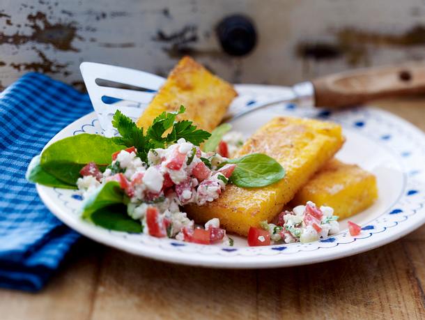 Polentaschnitten mit Hüttenkäse-Tzatziki und Blattsalat Rezept