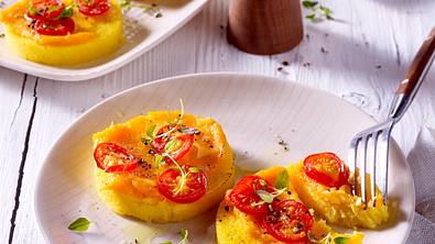 Polentataler mit gebackenem Süßkartoffel-Pastinaken-Püree Rezept - Foto: LECKER @ Bauer Media Group