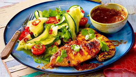Pollo con Mole - Huhn in Schoko-Chili-Soße mit Gurkensalat - Foto: House of Food / Bauer Food Experts KG