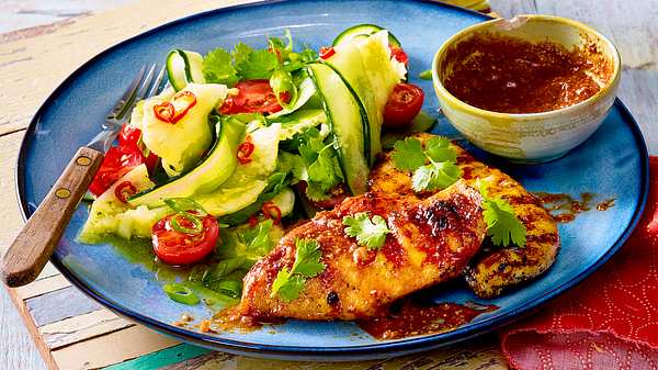 Pollo con Mole - Huhn in Schoko-Chili-Soße mit Gurkensalat - Foto: House of Food / Bauer Food Experts KG