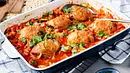 6 Stück Hähnchen Pollo fino mit Tomatensoße in einer Auflauffform mit Löffel - Foto: ShowHeroes für LECKER @ Bauer Media Group 6 Stück Hähnchen Pollo fino mit Tomatensoße in einer Auflauffform mit Löffel - Foto: ShowHeroes für LECKER @ Bauer Media Group