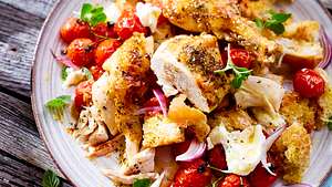 Pollo-Panzanella mit Kirschtomaten Rezept - Foto: House of Food / Bauer Food Experts KG