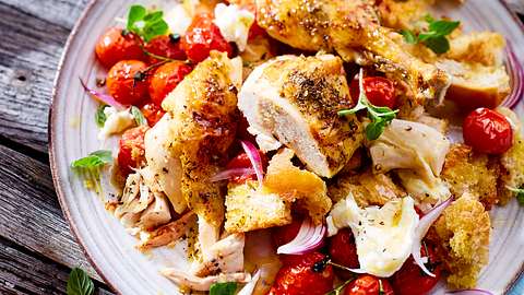 Pollo-Panzanella mit Kirschtomaten Rezept - Foto: House of Food / Bauer Food Experts KG