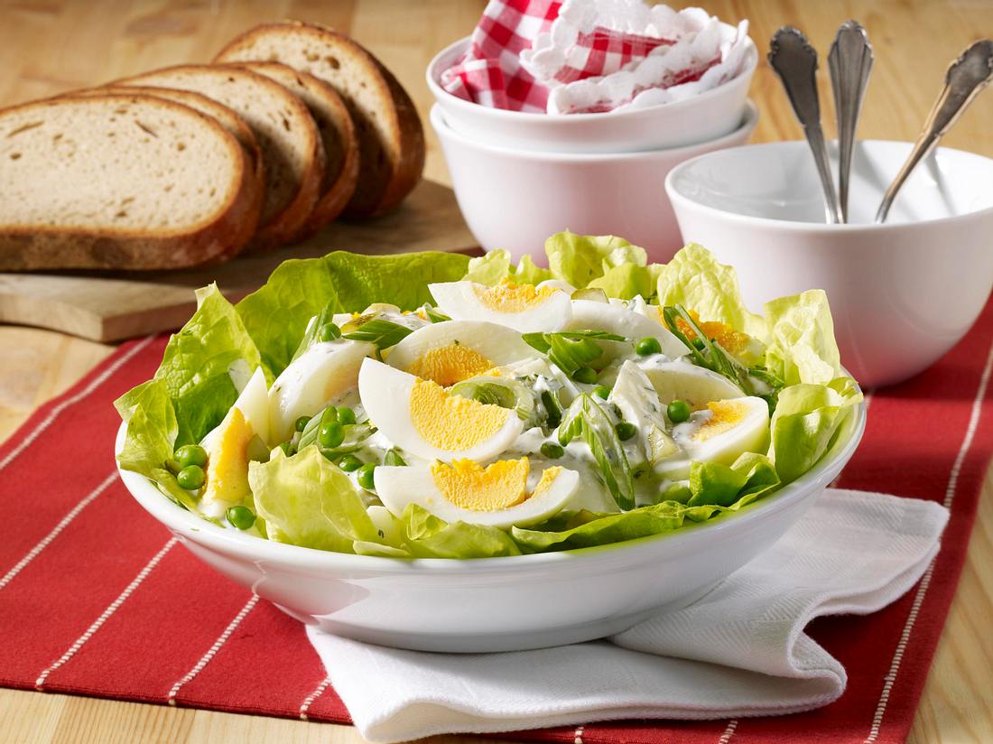 Polnischer Eiersalat mit Gurke und Lauchzwiebeln Rezept | LECKER