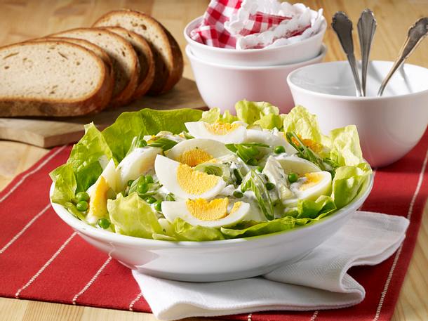 Polnischer Eiersalat mit Gurke und Lauchzwiebeln Rezept Polnischer Eiersalat mit Gurke und Lauchzwiebeln Rezept
