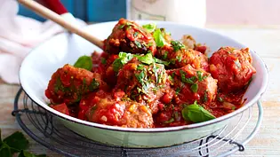 Polpette di Melanzane (gebratene Auberginenbällchen mit Tomatensoße) Rezept - Foto: LECKER @ Bauer Media Group Polpette di Melanzane (gebratene Auberginenbällchen mit Tomatensoße) Rezept - Foto: LECKER @ Bauer Media Group