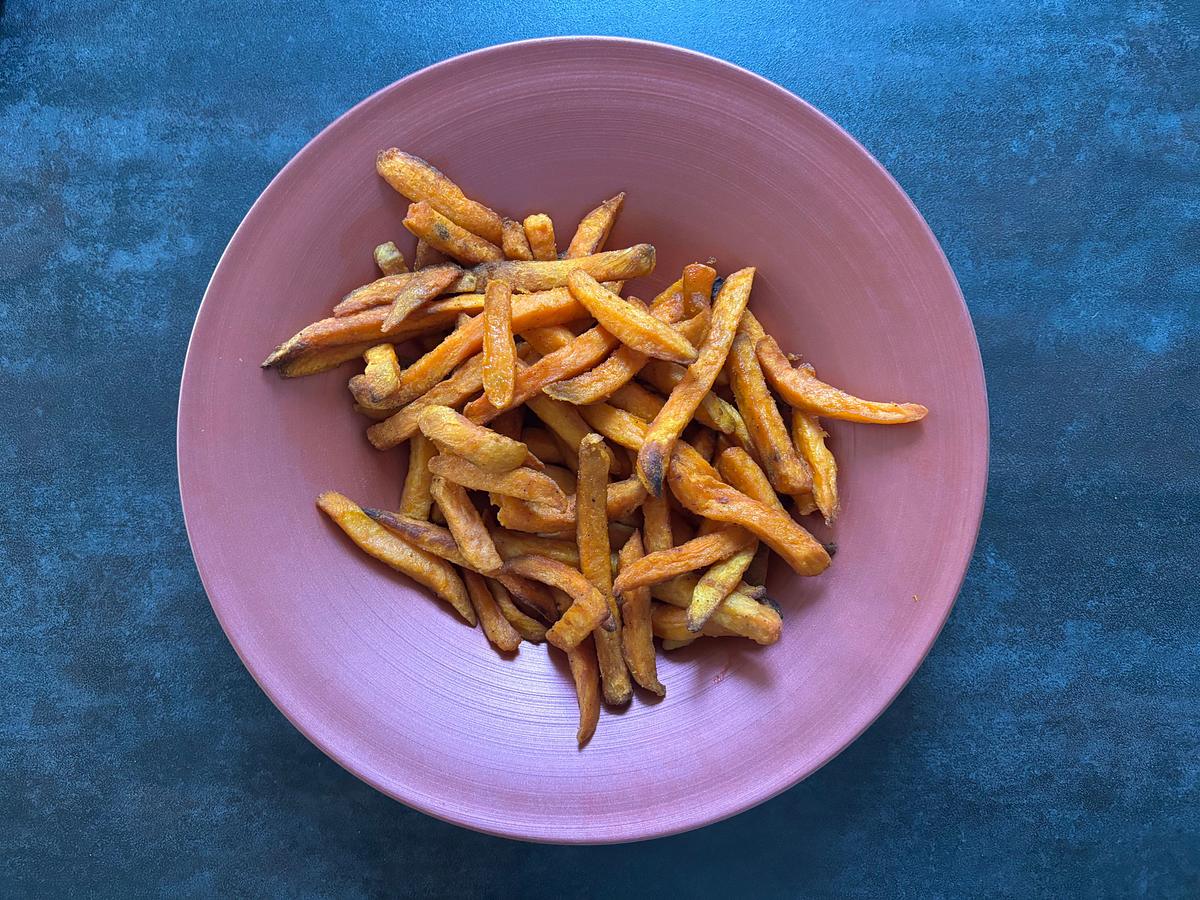 Pommes aus dem Airfryer auf einem Teller