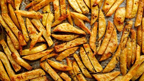 Gebackene Pommes auf einem Blech - Foto: iStock/Zi3000