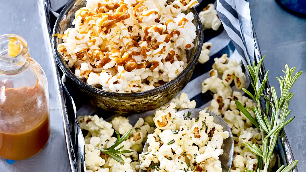 Popcorn süß und salzig (mit Karamell und Rosmarin) Rezept - Foto: LECKER @ Bauer Media Group