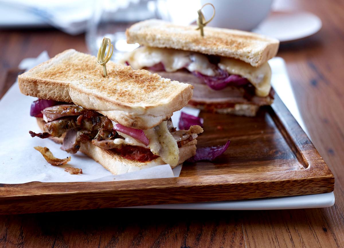 Porchetta Sandwich mit Balsamico-Zwiebeln Rezept