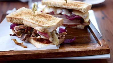 Porchetta Sandwich mit Balsamico-Zwiebeln Rezept - Foto: LECKER @ Bauer Media Group