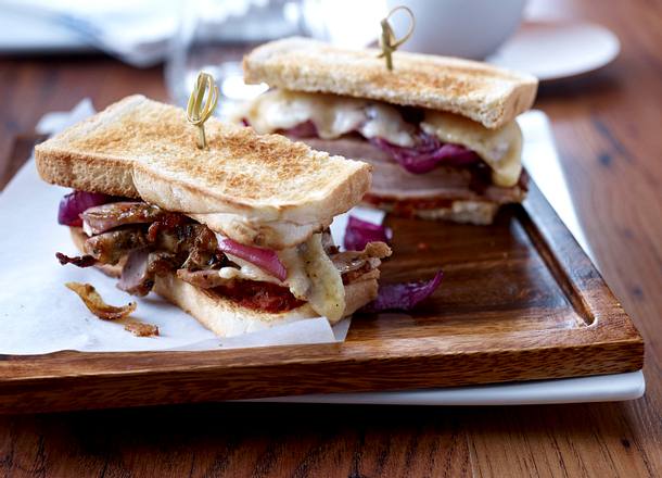 Porchetta Sandwich mit Balsamico-Zwiebeln Rezept Porchetta Sandwich mit Balsamico-Zwiebeln Rezept