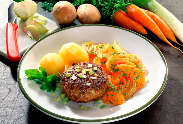 Porree-Frikadellen mit Möhren-Zwiebelgemüse Rezept Porree-Frikadellen mit Möhren-Zwiebelgemüse Rezept