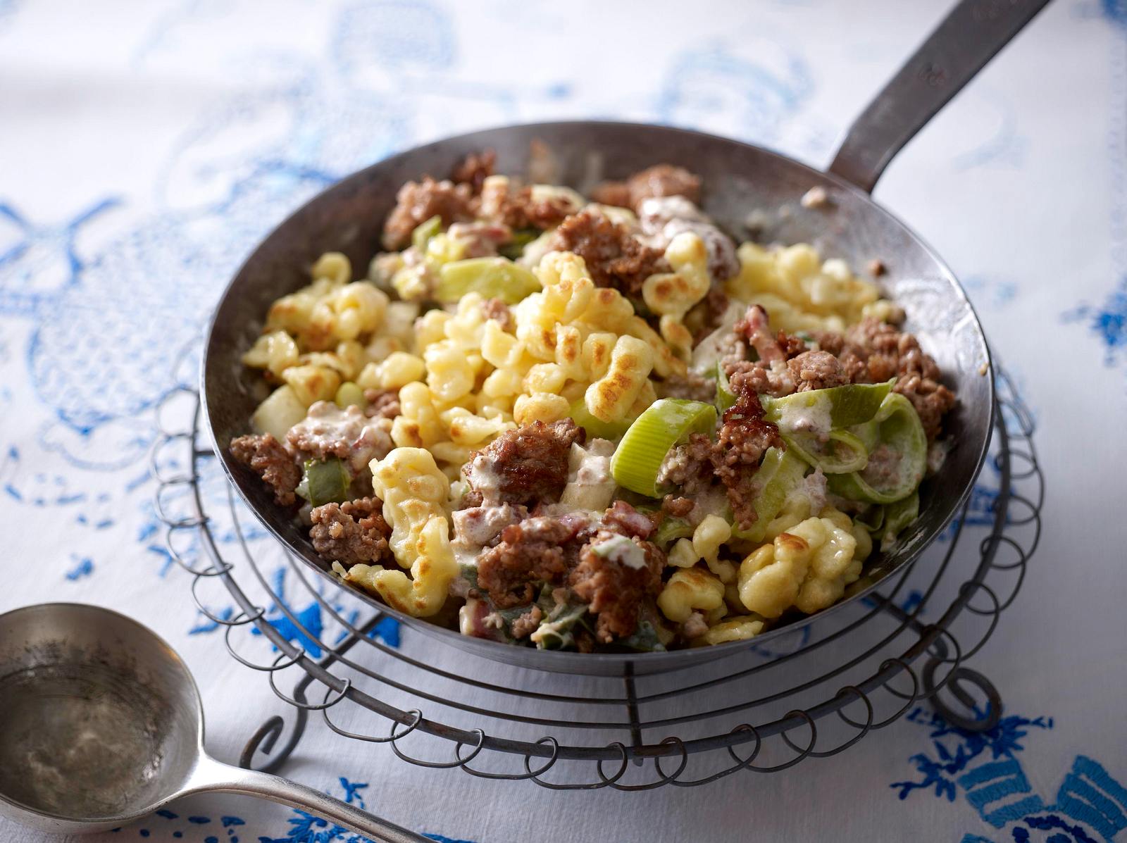 Porree-Hack-Pfanne mit Knöpfle Rezept | LECKER