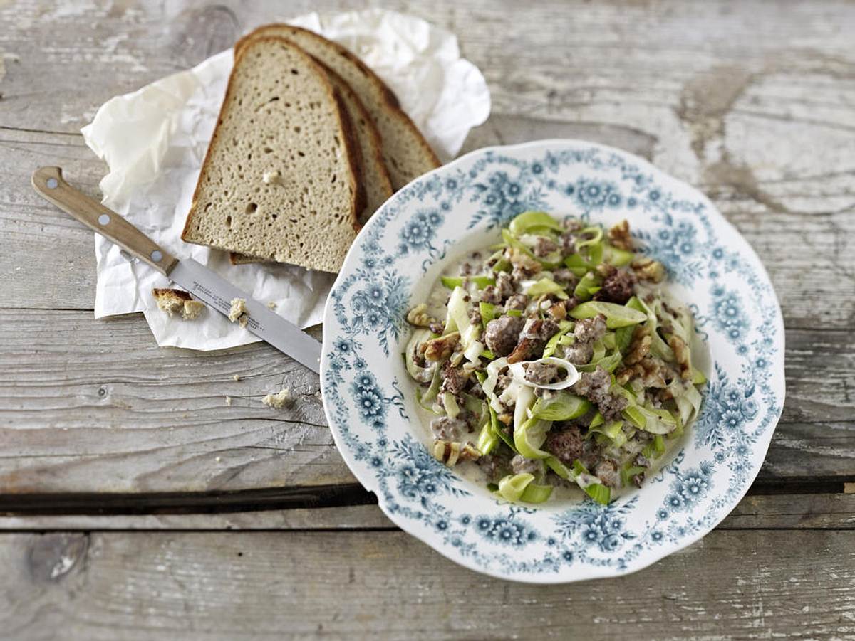 Porree-Hack-Pfanne mit Walnuss-Sahne Rezept