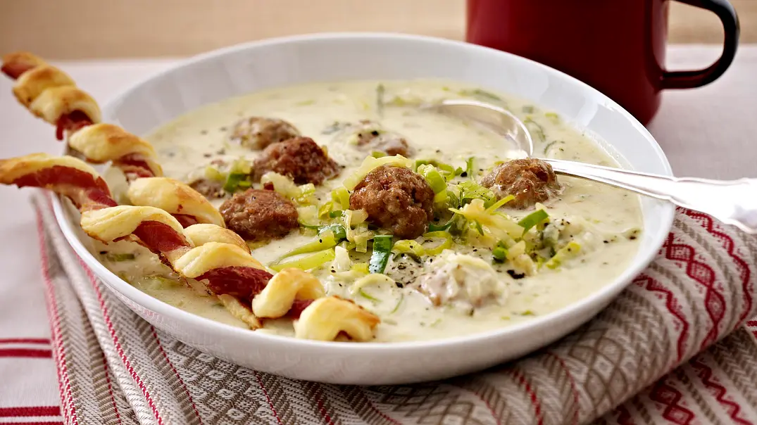 Porree-Mett-Suppe mit knusprigen Schinkenstangen Rezept - Foto: LECKER @ Bauer Media Group Porree-Mett-Suppe mit knusprigen Schinkenstangen Rezept - Foto: LECKER @ Bauer Media Group