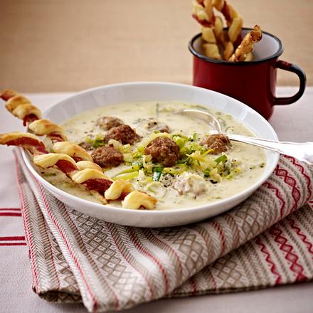 Porree-Mett-Suppe mit knusprigen Schinkenstangen Rezept