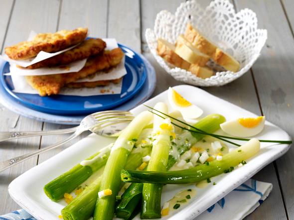 Porree mit Senf-Schnittlauch Soße und panierten Putenschnitzeln