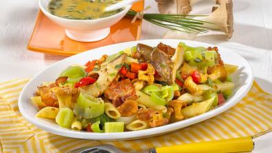 Porree-Nudelsalat mit Speck Rezept - Foto: LECKER @ Bauer Media Group