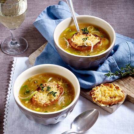 Porree-Zwiebelsuppe mit Käse-Baguette Rezept