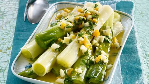 Porreestangen mit Ei-Vinaigrette Rezept - Foto: House of Food / Bauer Food Experts KG