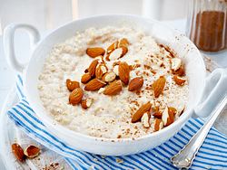 Klassisches Porridge, getoppt mit gehackten Mandeln. - Foto: House of Food / Bauer Food Experts KG