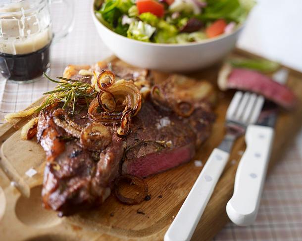 Porterhousesteak mit Zwiebelringen und Salat Rezept