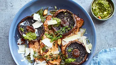 Portobello-Pilz auf Parmesan-Schnitzelchen Rezept - Foto: LECKER @ Bauer Media Group