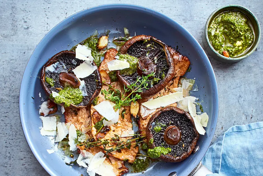 Portobello-Pilz auf Parmesan-Schnitzelchen Rezept Portobello-Pilz auf Parmesan-Schnitzelchen Rezept