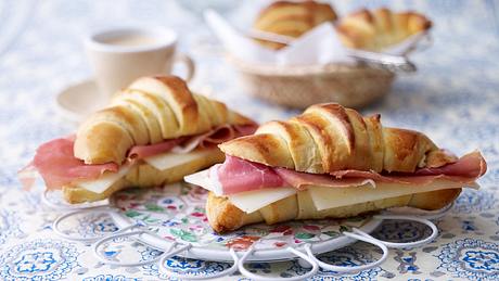 Portugiesische Croissant mit Serrano und Manchego Rezept - Foto: House of Food / Bauer Food Experts KG