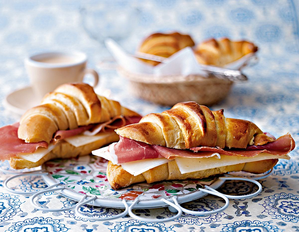 Portugiesische Croissants mit Käse und Schinken Rezept