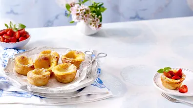 Portugiesische Natas mit Obst-Salat Rezept - Foto: LECKER @ Bauer Media Group