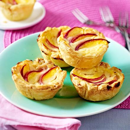 Portugiesische Puddingtörtchen mit Pfirsich Rezept Portugiesische Puddingtörtchen mit Pfirsich Rezept