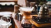 Ein frisch aufgebrühter Kaffee in einem Pour Over Kaffeebereiter - Foto: iStock/ArtRachen01