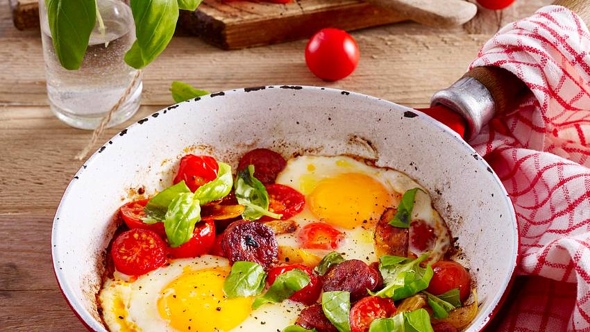 Power-Frühstück mit Eiern, Chorizo-Wurst und Tomaten Rezept - Foto: House of Food / Bauer Food Experts KG