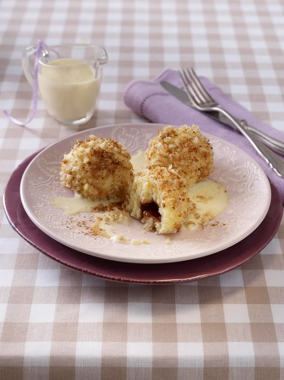 Powidl-Knödel mit Zimtbröseln und Vanillesoße Rezept Powidl-Knödel mit Zimtbröseln und Vanillesoße Rezept