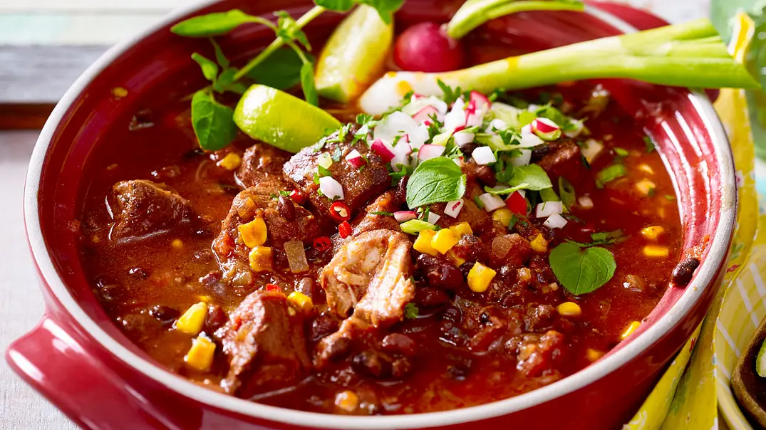 Pozole rojo (Eintopf mit Mais und Schweinegulasch) Rezept - Foto: LECKER @ Bauer Media Group Pozole rojo (Eintopf mit Mais und Schweinegulasch) Rezept - Foto: LECKER @ Bauer Media Group