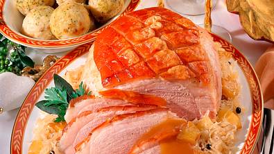 Prager-Schinken mit Sauerkraut und Knödel Rezept - Foto: LECKER @ Bauer Media Group