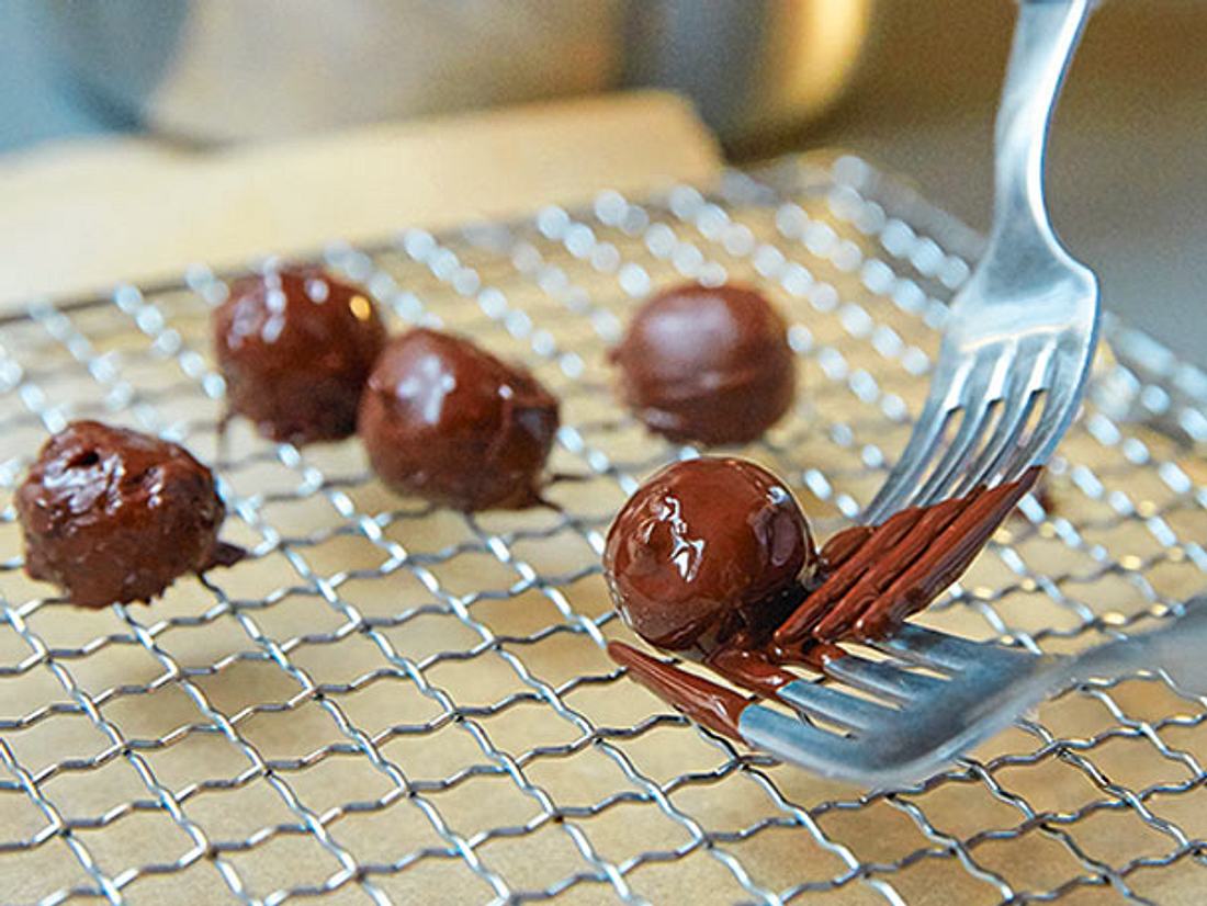 Pralinen abtropfen lassen