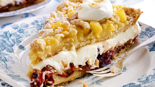 Ein Stück Prassel-Bauerntorte mit Pflaumen- und Apfelkompott, Sahneschicht und Streuseldecke. - Foto: LECKER @ Bauer Media Group Ein Stück Prassel-Bauerntorte mit Pflaumen- und Apfelkompott, Sahneschicht und Streuseldecke. - Foto: LECKER @ Bauer Media Group