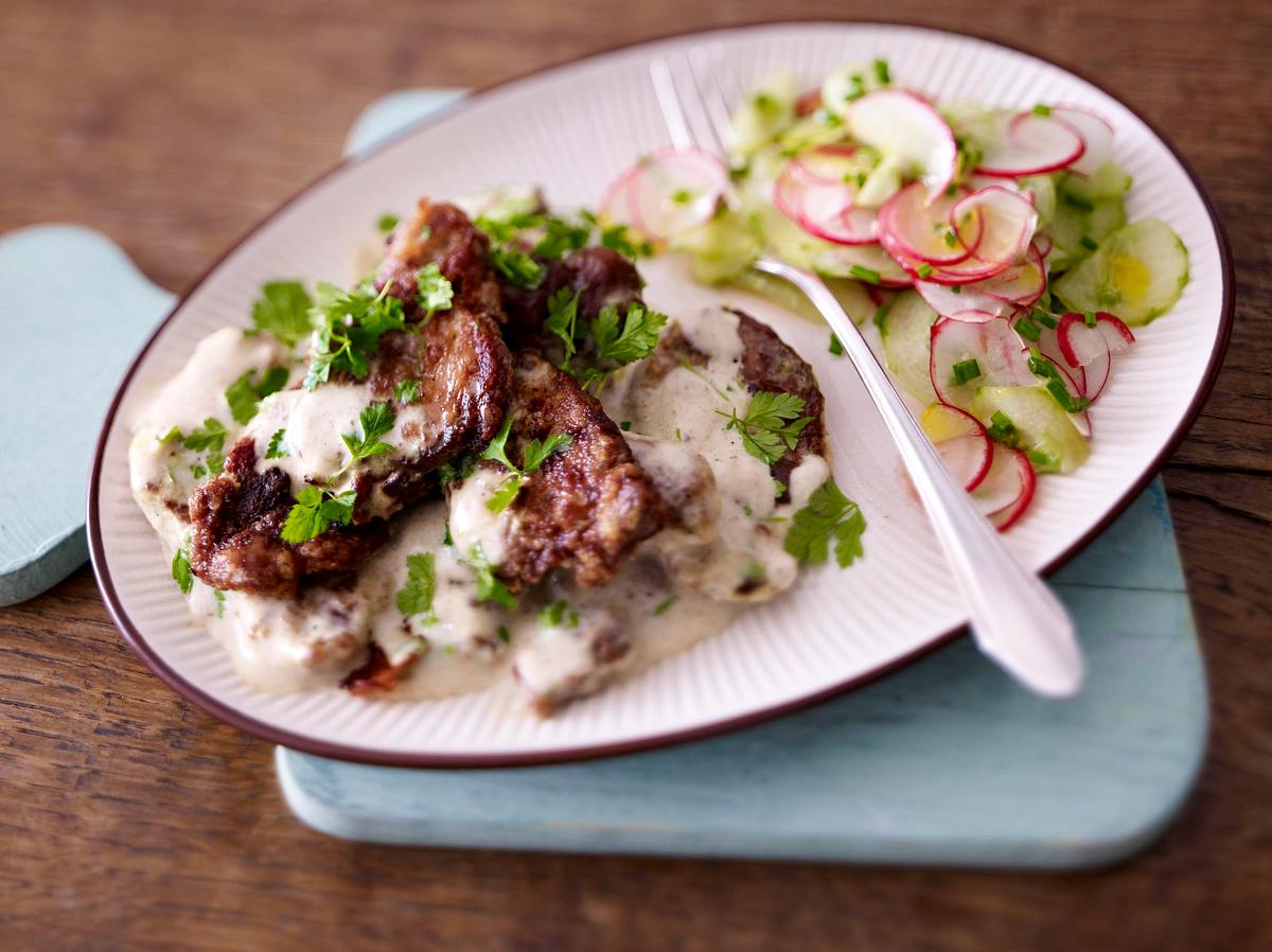 Prasselfleisch mit Gurken-Radieschen-Salat Rezept