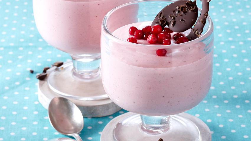 Preiselbeer-Joghurt-Mousse mit Schoko-Kaffee-Plätzchen Rezept - Foto: House of Food / Bauer Food Experts KG