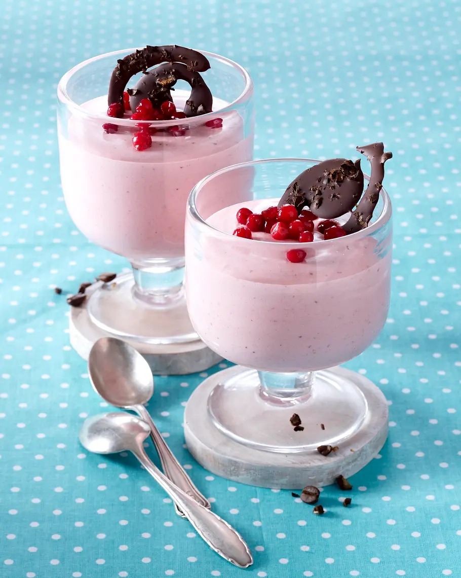 Preiselbeer-Joghurt-Mousse mit Schoko-Kaffee-Plätzchen Rezept Preiselbeer-Joghurt-Mousse mit Schoko-Kaffee-Plätzchen Rezept